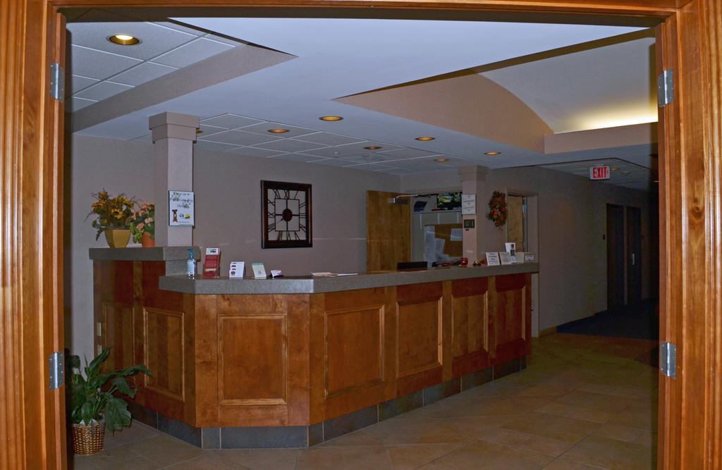 Paola Inn And Suites Exteriör bild