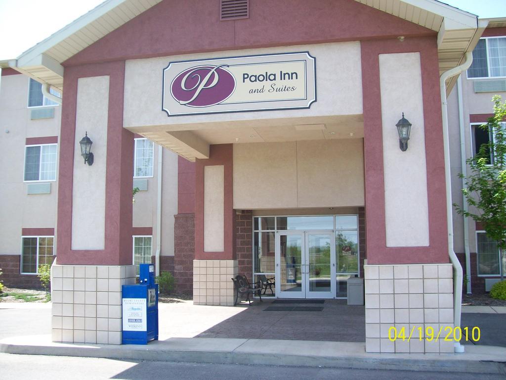 Paola Inn And Suites Exteriör bild