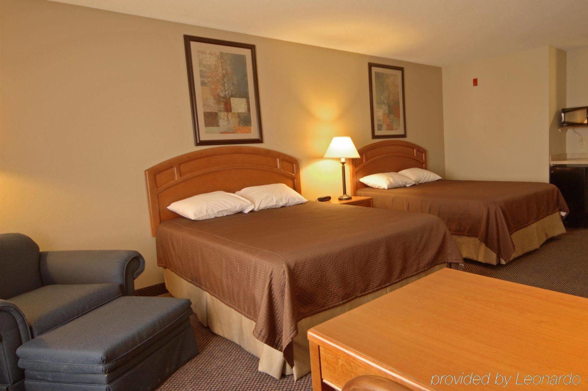 Paola Inn And Suites Exteriör bild
